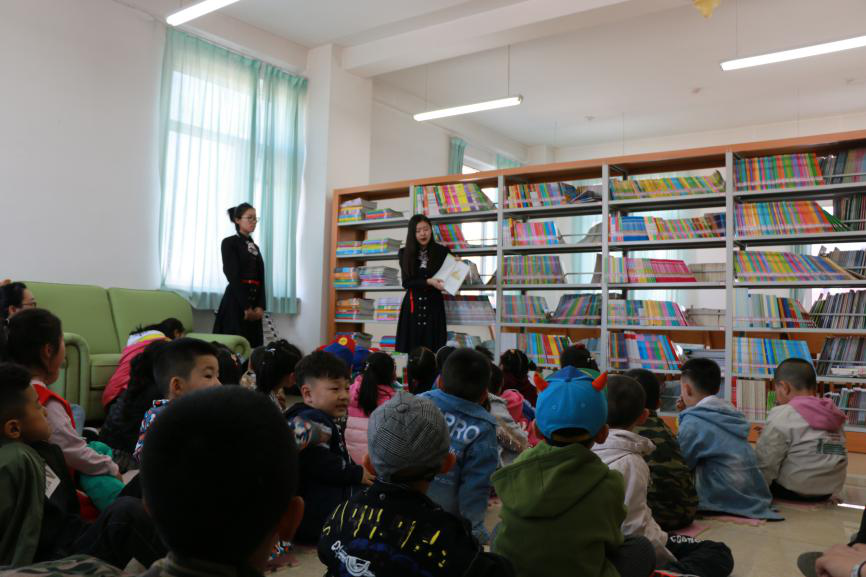 孩子们早就迫不及待的想读上几本了,他们纷纷选取自己钟爱的绘本,坐